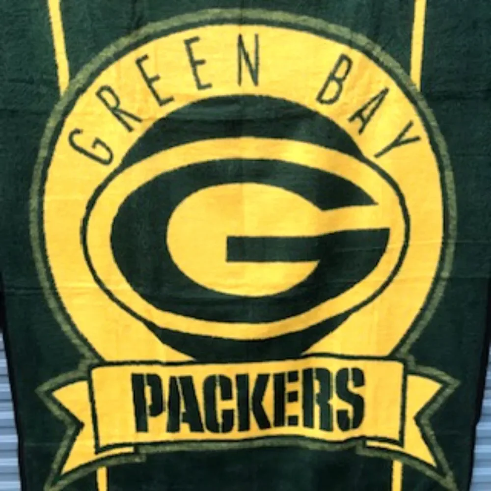 Green Bay Packers Size: 60'' x 80'' Cozy Plush Throw Blanket . New in Packaging